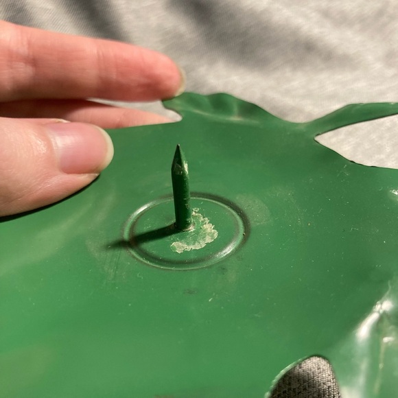 Green Metal Leaf Candle Holder - Picture 2 of 12